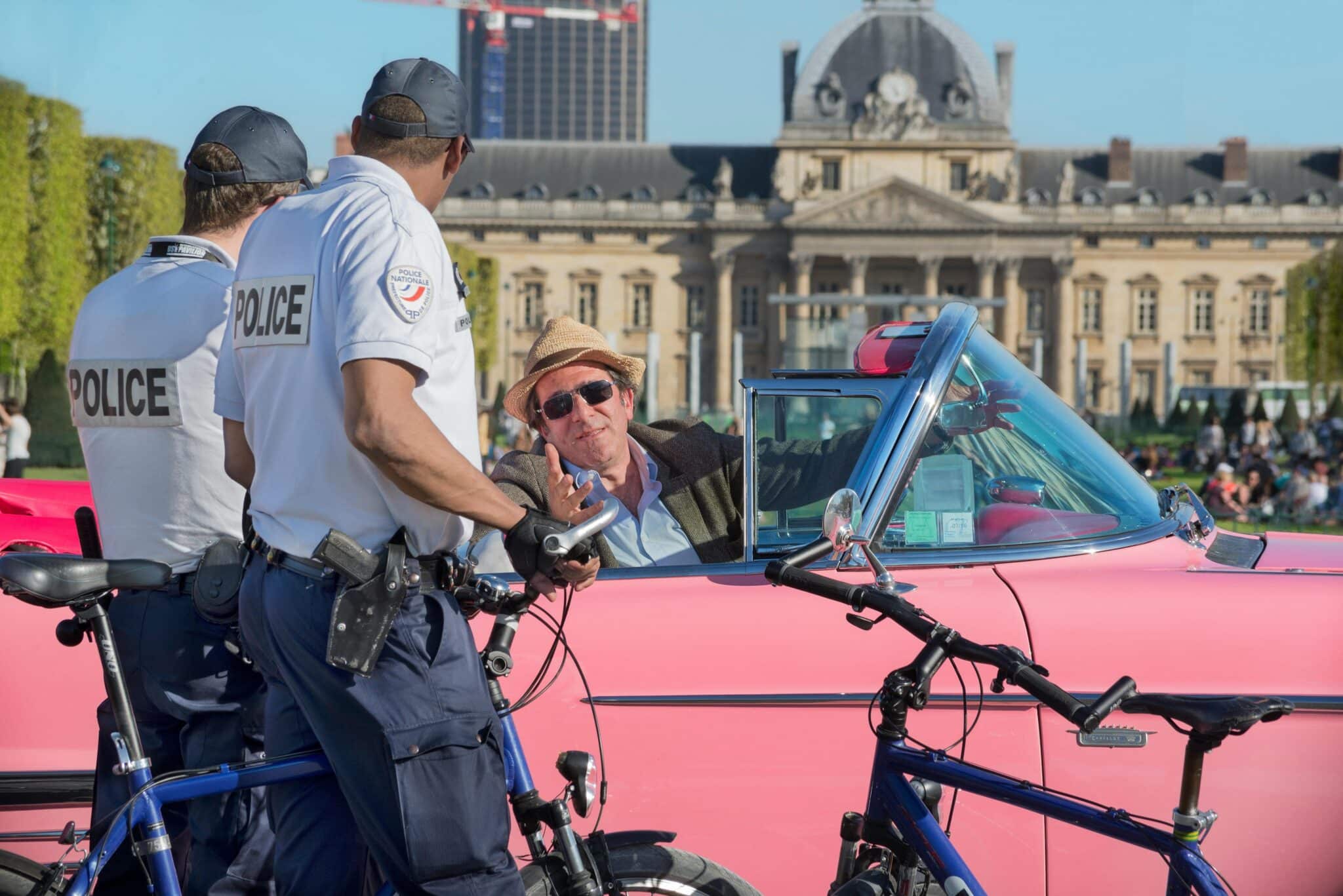 Deux policiers contrôlent un automobiliste pour vérifier la prise de CBD et conduite en conformité avec la loi