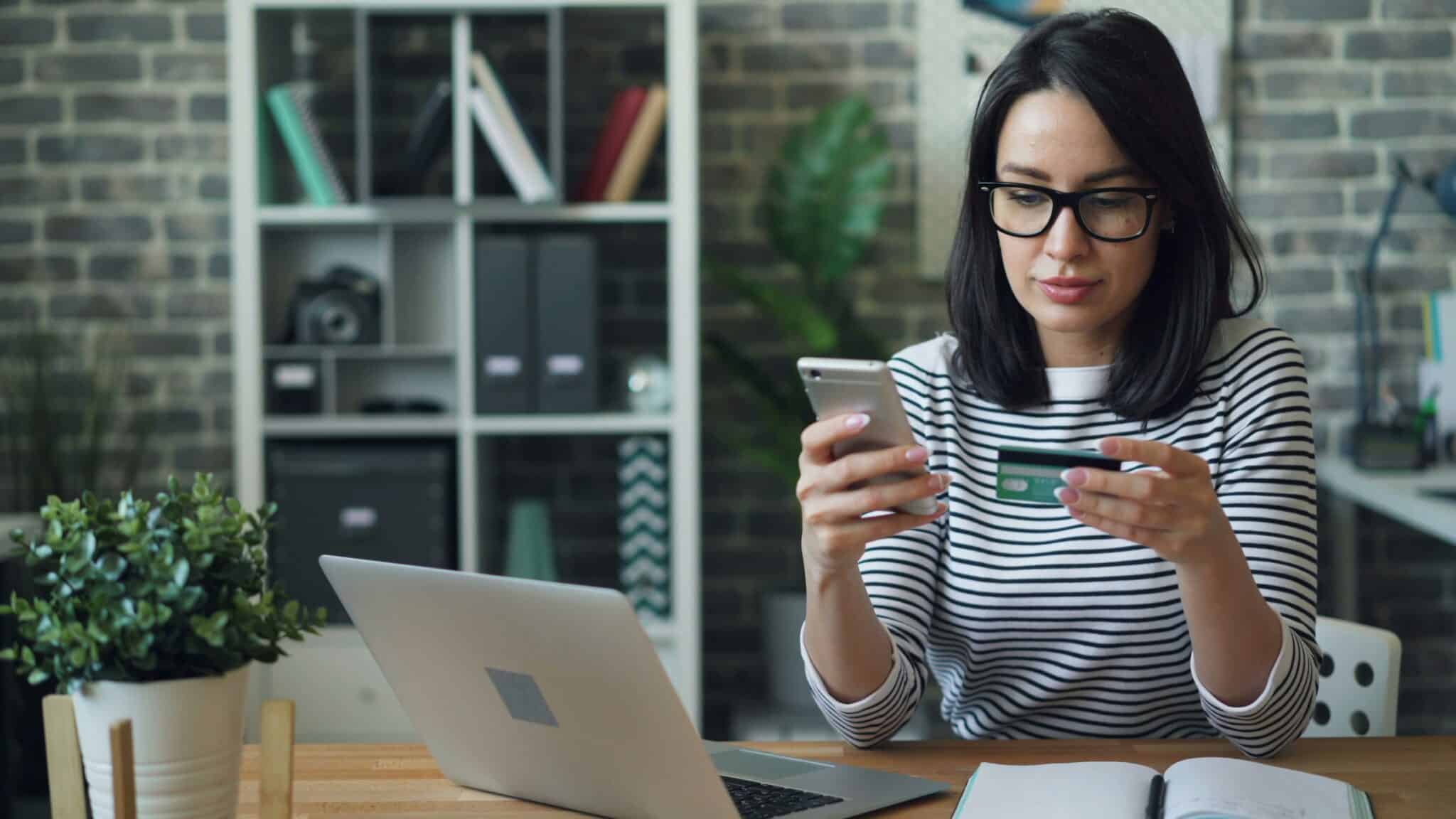 Femme achetant du CBD en ligne sur le site BUDDY BOO avec paiement sécurisé