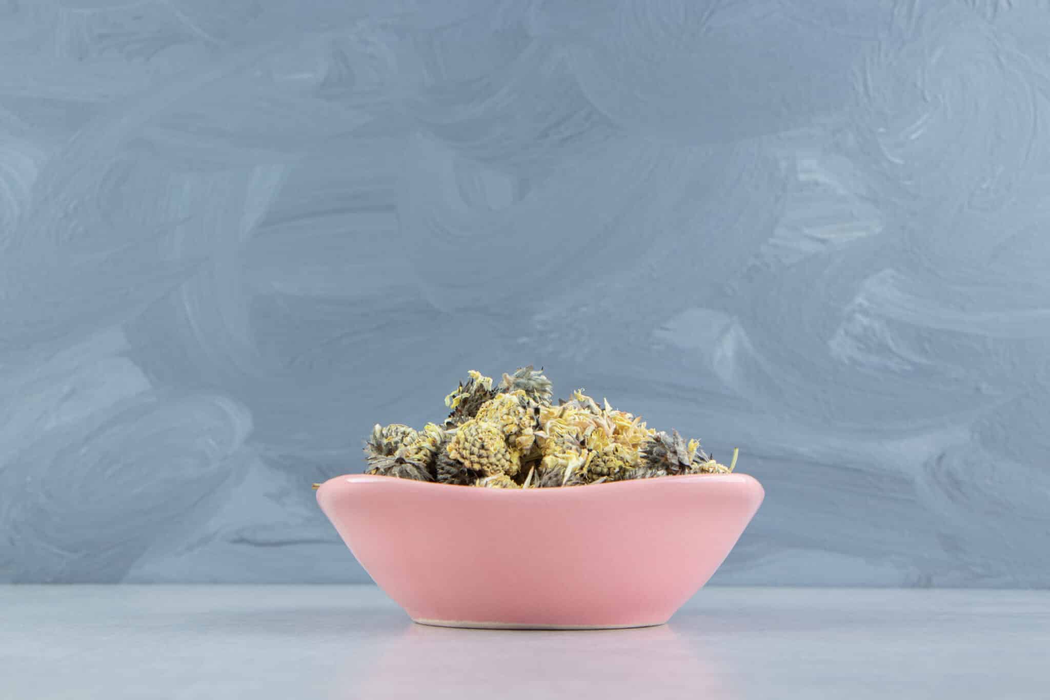 Bol rose contenant des fleurs de CBD séchées et naturelles de la marque BUDDY BOO
