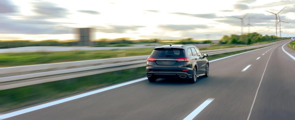 Voiture roulant sur autoroute – Conduite et CBD sans THC en toute sécurité