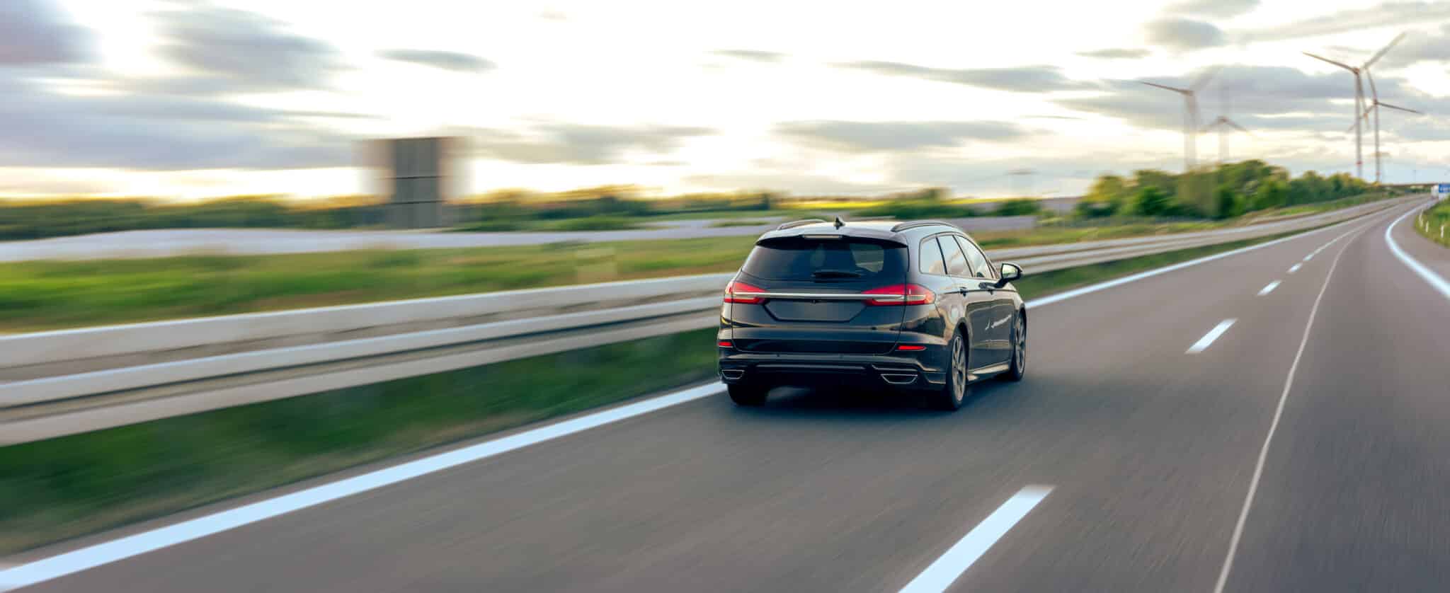 Voiture roulant sur autoroute – Conduite et CBD sans THC en toute sécurité