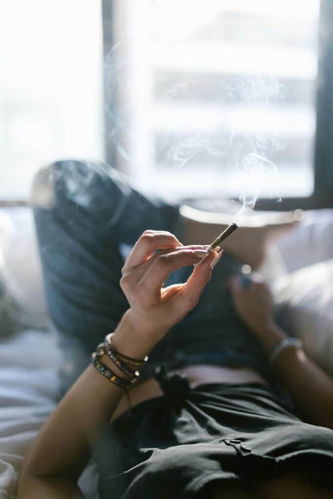 Détente avec une cigarette CBD haze sans THC Buddy Boo à la maison