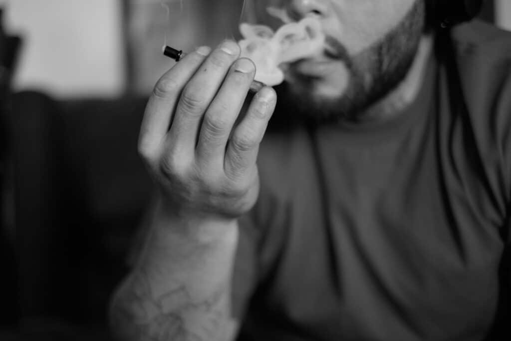 Homme fumant du CBD HPC BUDDY BOO sans THC, gros nuage de fumée