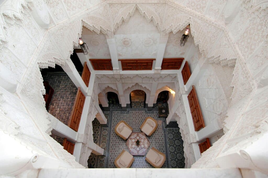 Intérieur d’un riad marocain représentant les origines traditionnelles du beurre de Marrakech CBD proposé par BUDDY BOO