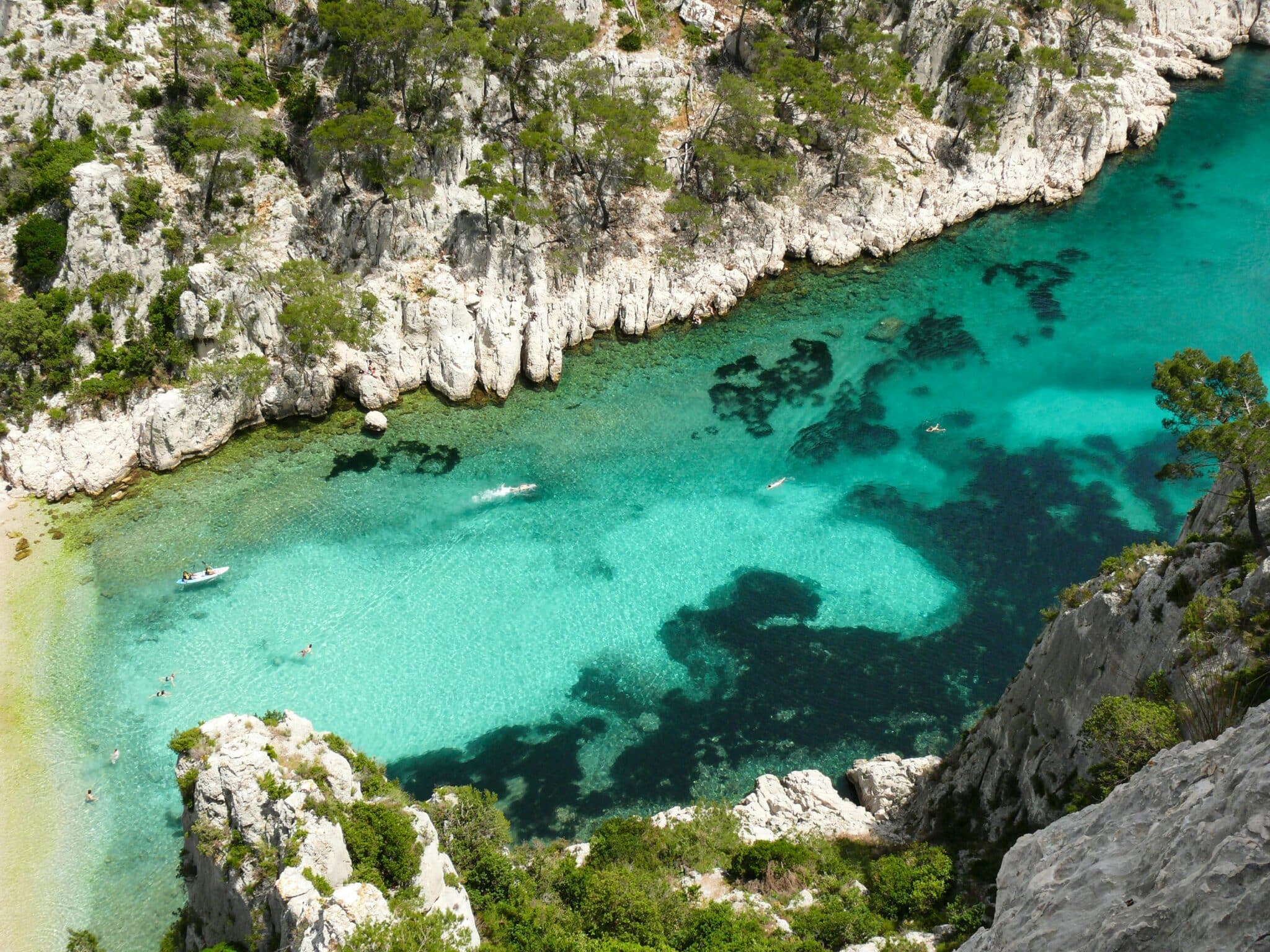 Vue aérienne d’une calanque près de Marseille, symbole de détente et de bien-être naturel, associée au CBD BUDDY BOO.