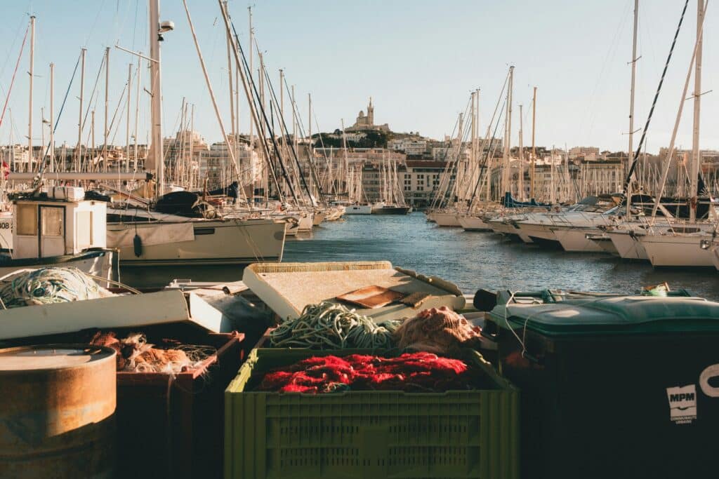 Vue du Vieux-Port de Marseille avec ses bateaux, symbole de sérénité et de liberté, associée au bien-être du CBD BUDDY BOO.
