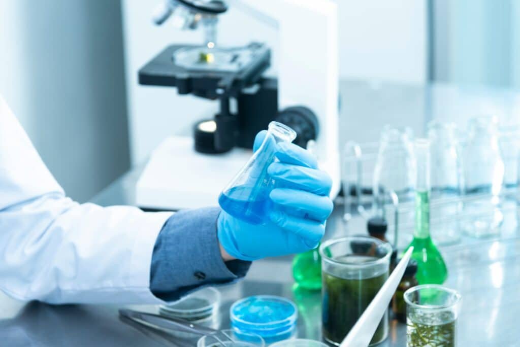 Chercheur manipulant un échantillon en laboratoire pour une étude sur le CBD et le test salivaire BUDDY BOO