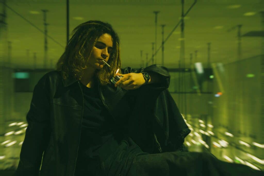 Jeune homme allumant un joint, représentant la culture du fumeur de joints selon BUDDY BOO