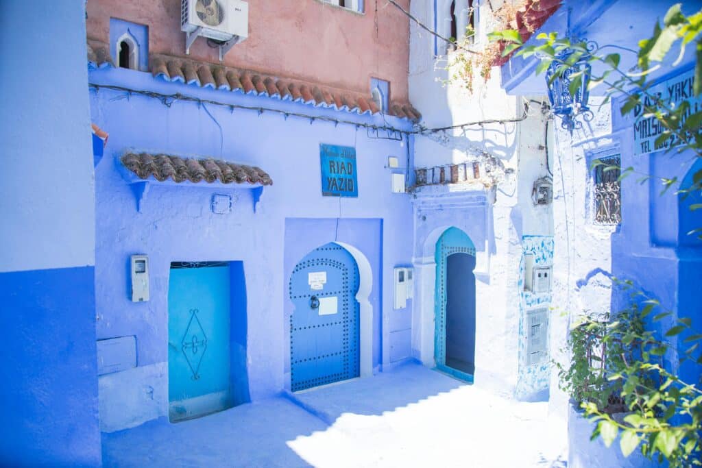 Ruelle bleue à Chefchaouen, symbole de la région de Ketama Maroc mise en avant par BUDDY BOO
