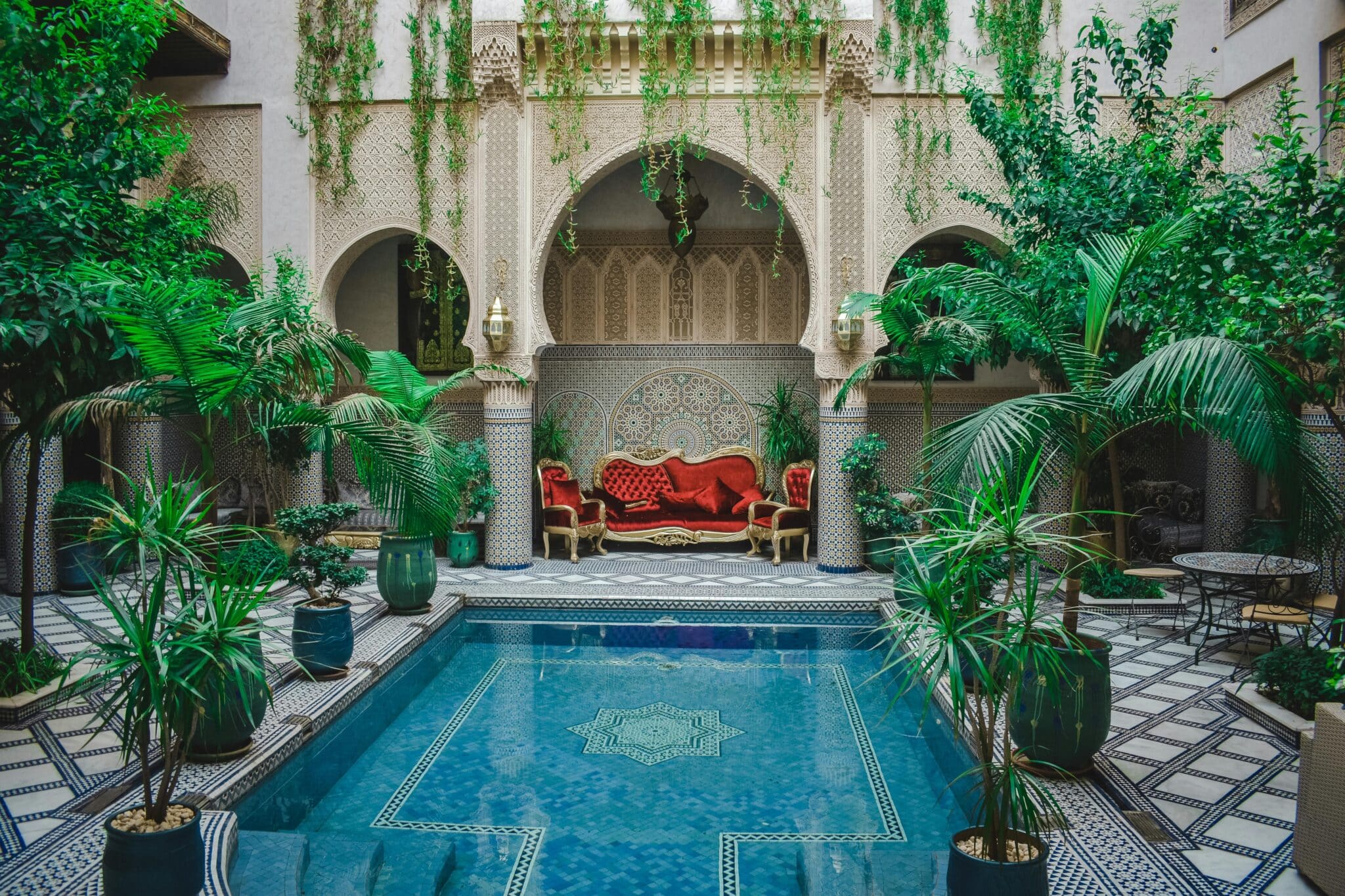Riad traditionnel au Maroc illustrant l’ambiance de Ketama Maroc et l’artisanat marocain promu par BUDDY BOO