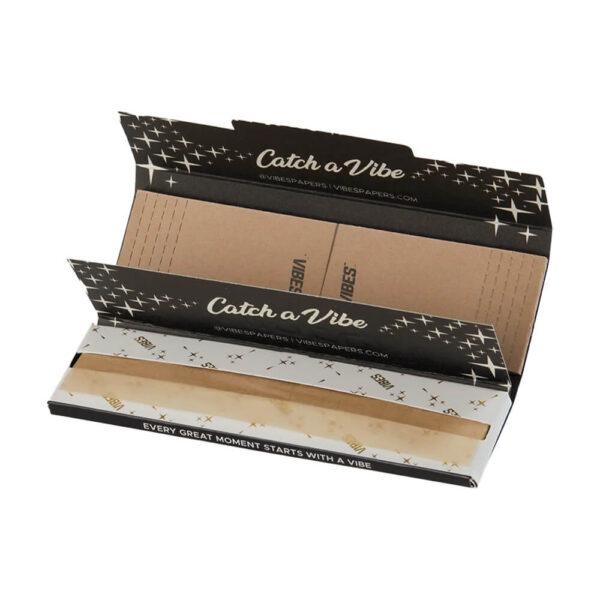 Paquet ouvert de feuilles à rouler Vibes King Size Ultra Thin BUDDY BOO avec feuilles visibles à l’intérieur