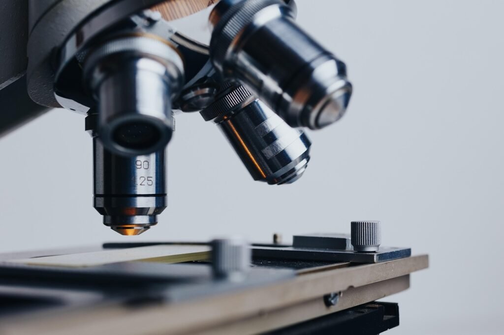 Microscope analysant une fleur CBD pour détecter des traces de THC chez BUDDY BOO.