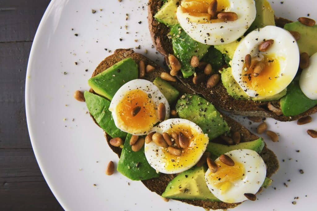 Avocado toast CBD BUDDY BOO avec œufs mollets, avocat frais et pignons.