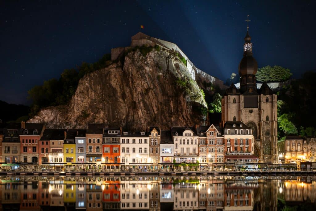 Citadelle de Namur illuminée la nuit, utilisée pour un contenu sur le CBD Namur par BUDDY BOO.
