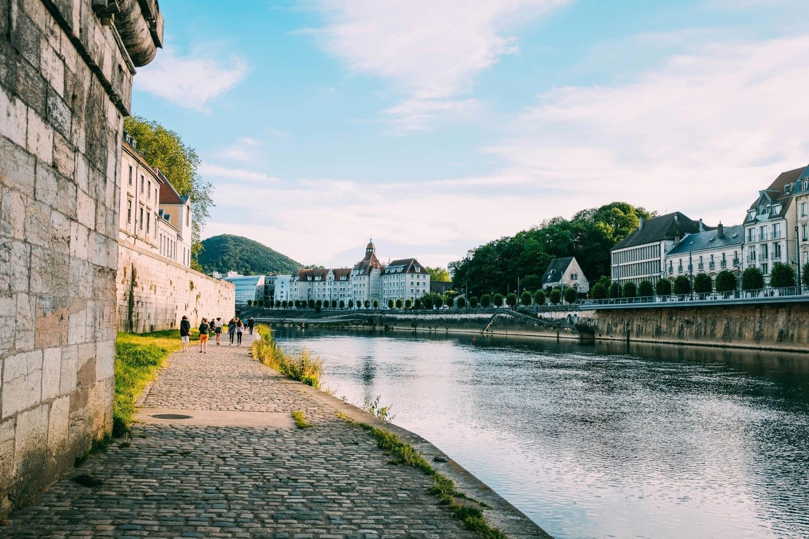 Promenade au bord de la Meuse à Namur, illustration pour un article sur le CBD Namur avec BUDDY BOO.