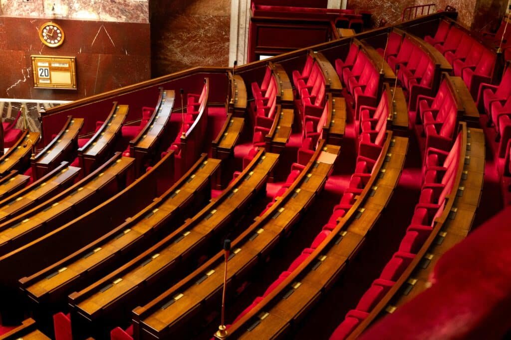Hémicycle vide illustrant les débats autour du CBD et de l’article 23 en France, visuel BUDDY BOO.