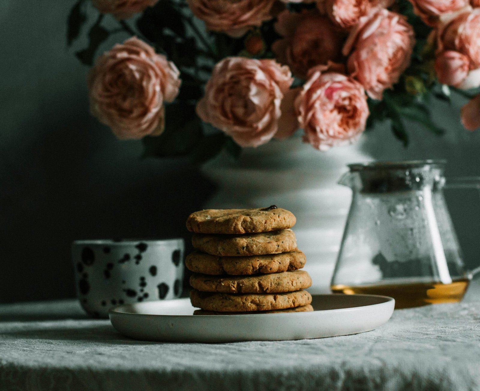 Assiette de cookies CBD BUDDY BOO posée sur une table, symbole de détente et de bien-être gourmand.