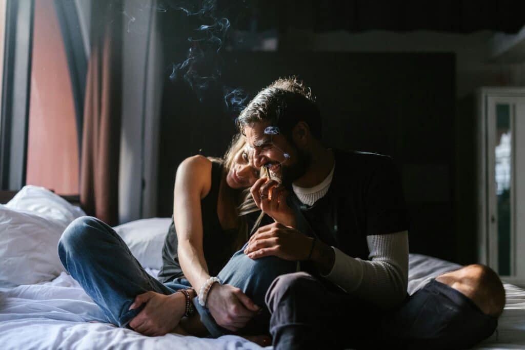 Couple profitant d’un moment de détente après avoir consommé des fleurs indica BUDDY BOO, connues pour leurs effets apaisants et relaxants.