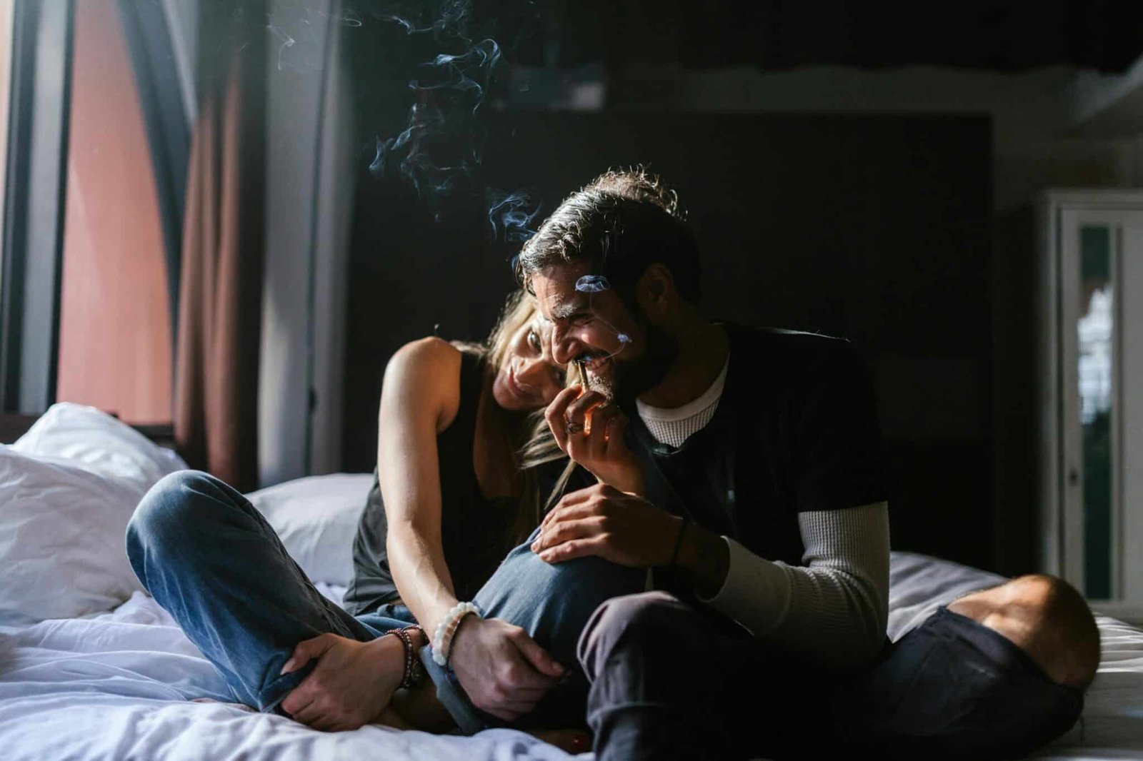 Couple profitant d’un moment de détente après avoir consommé des fleurs indica BUDDY BOO, connues pour leurs effets apaisants et relaxants.