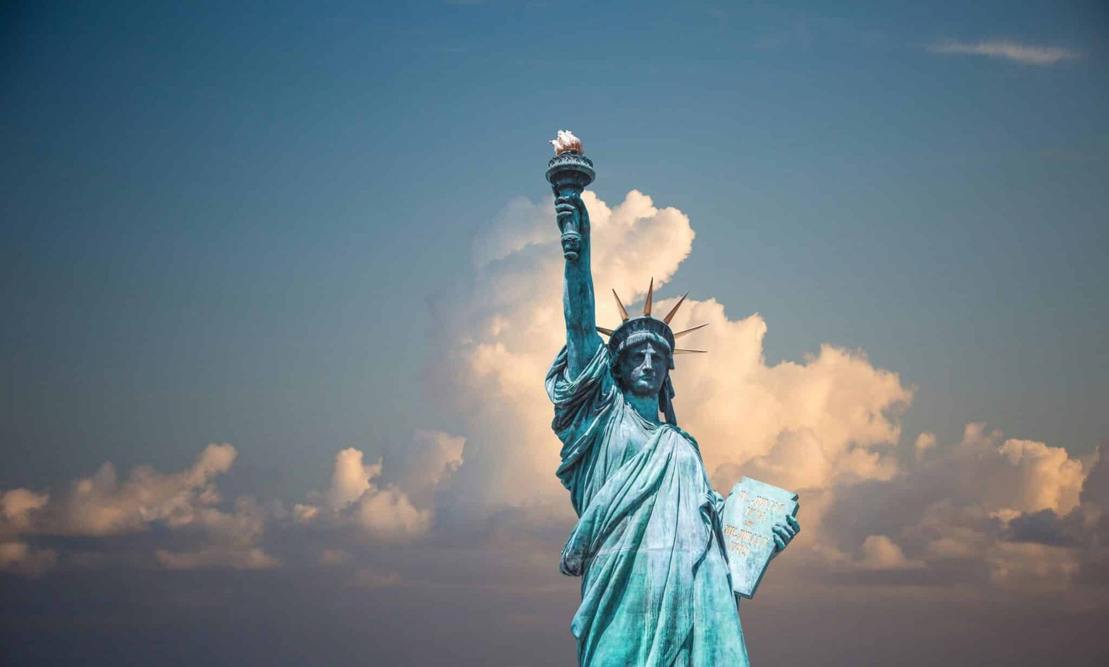 Statue de la Liberté représentant les enjeux légaux discutés par le maire de New York autour du cannabis – BUDDY BOO