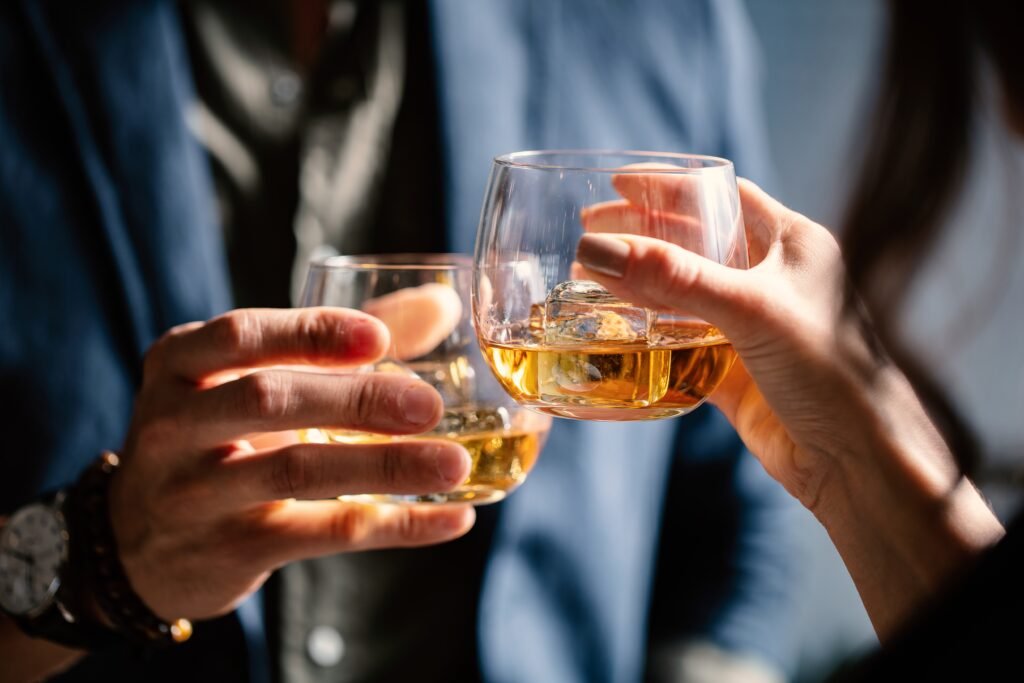 CBD et alcool lors d’un toast, illustration des interactions possibles entre cannabidiol et boissons alcoolisées – BUDDY BOO