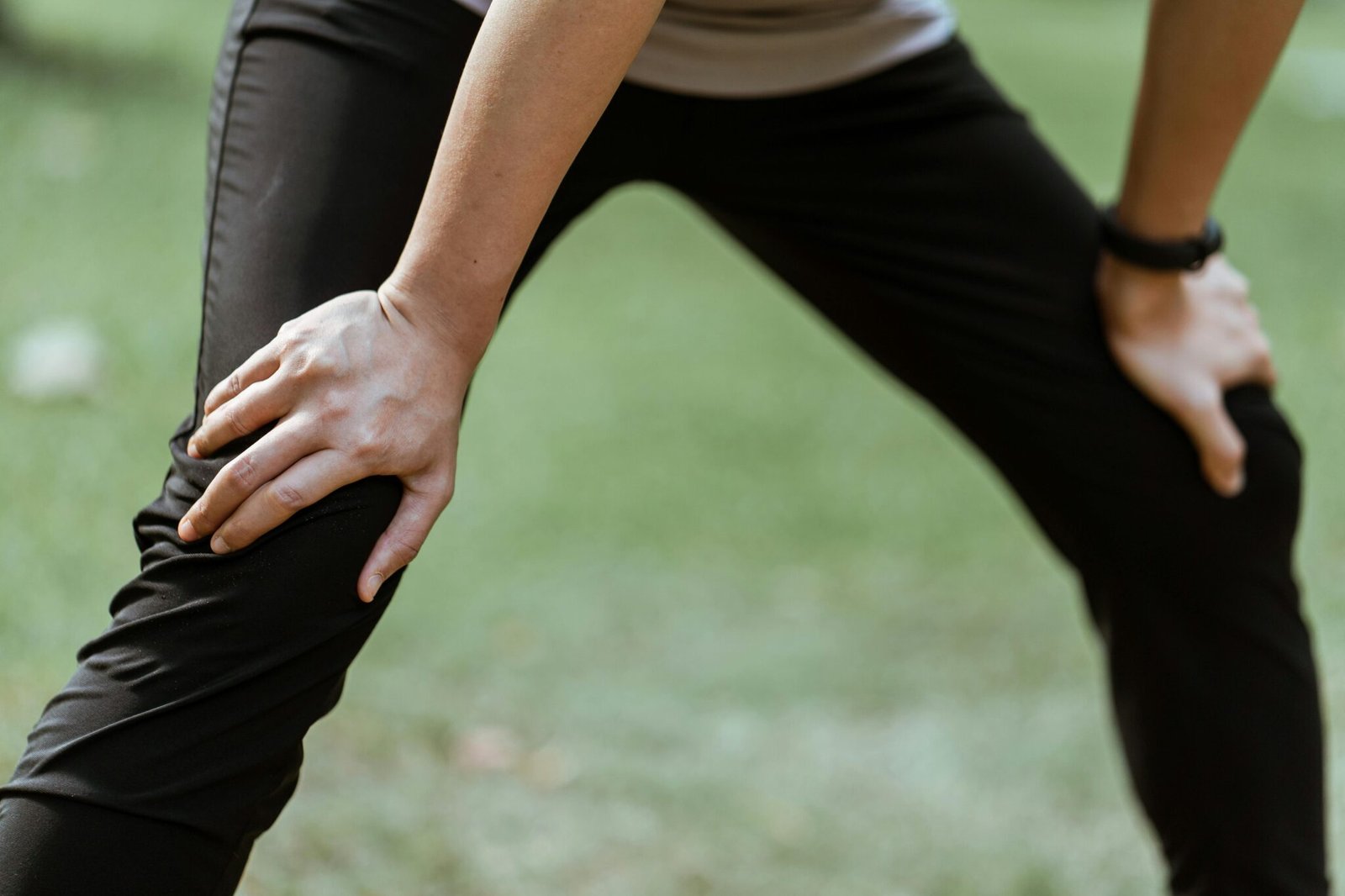 CBD arthrose : personne souffrant de douleurs articulaires au genou – solution bien-être BUDDY BOO