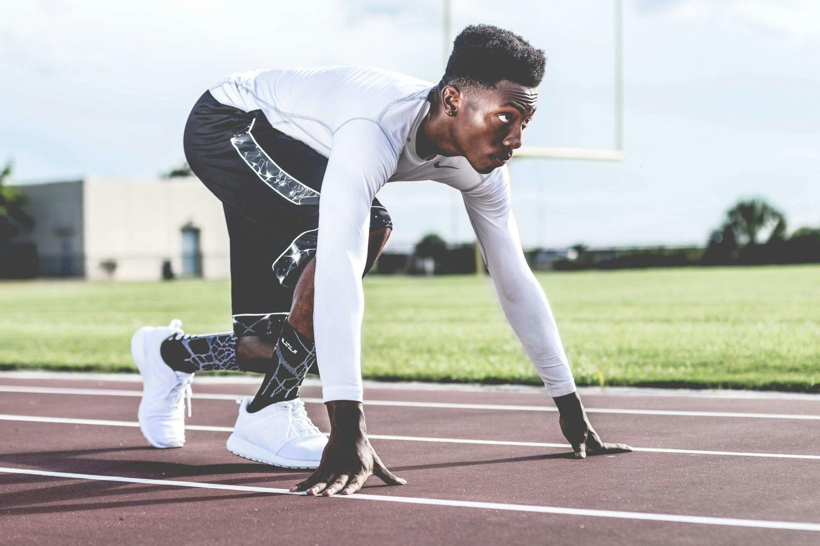 Athlète au départ d’une course illustrant l’usage du CBD sport pour la récupération, la concentration et la légalité antidopage avec BUDDY BOO