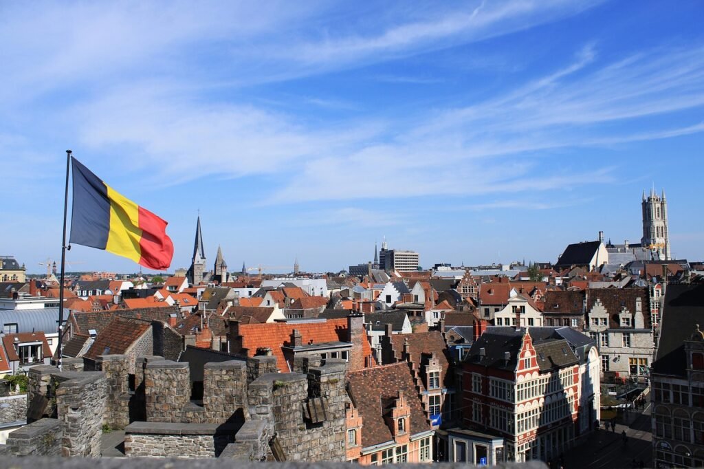 Vue d’une ville belge illustrant la réglementation du CBD et le test salivaire en Belgique – BUDDY BOO