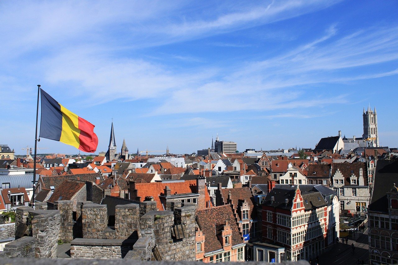 Vue d’une ville belge illustrant la réglementation du CBD et le test salivaire en Belgique – BUDDY BOO