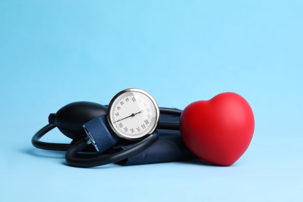Illustration du lien entre CBD et hypertension avec un tensiomètre et un cœur – BUDDY BOO