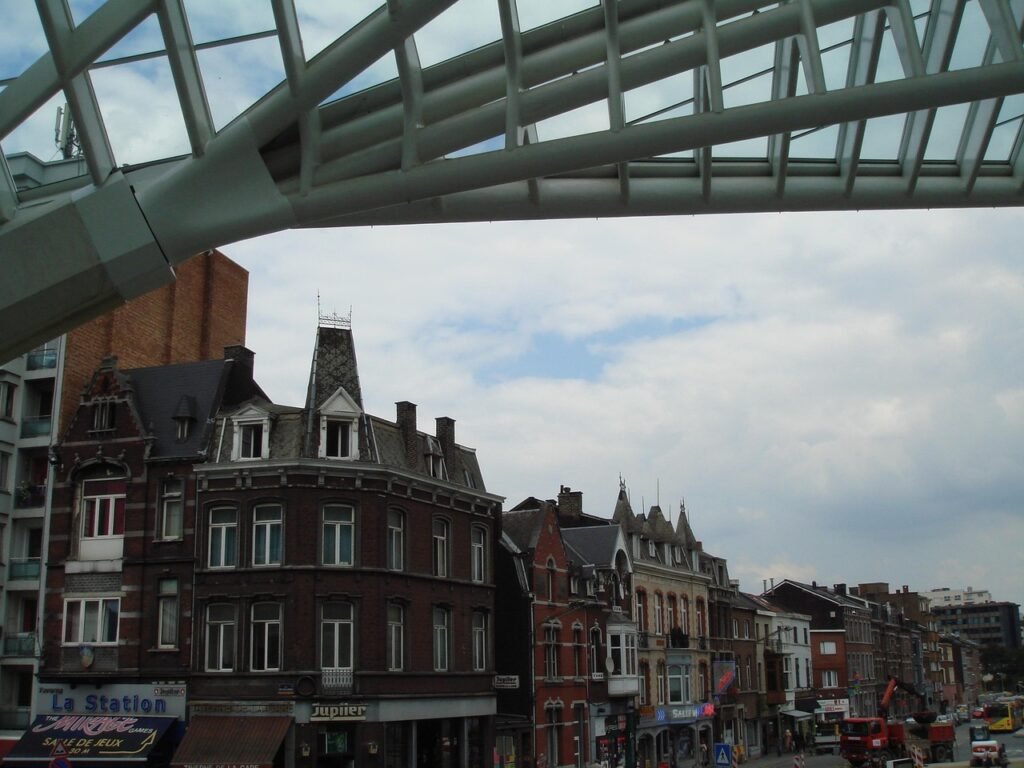 Vue urbaine de Liège illustrant le CBD pas cher disponible en ligne avec la marque BUDDY BOO