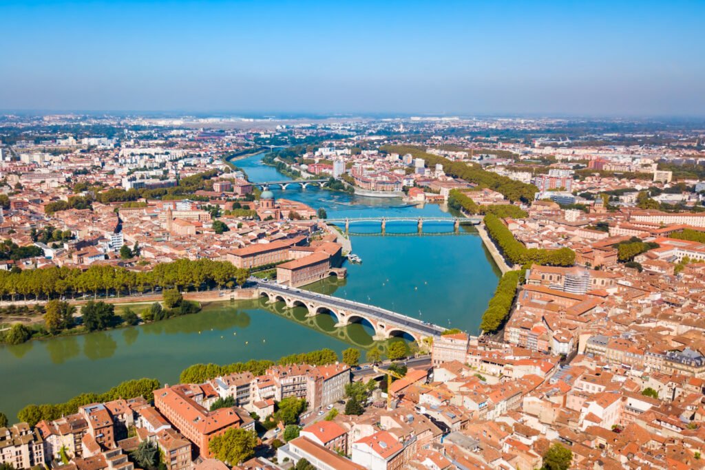 Vue aérienne de Toulouse illustrant l’univers d’un CBD shop Toulouse – BUDDY BOO