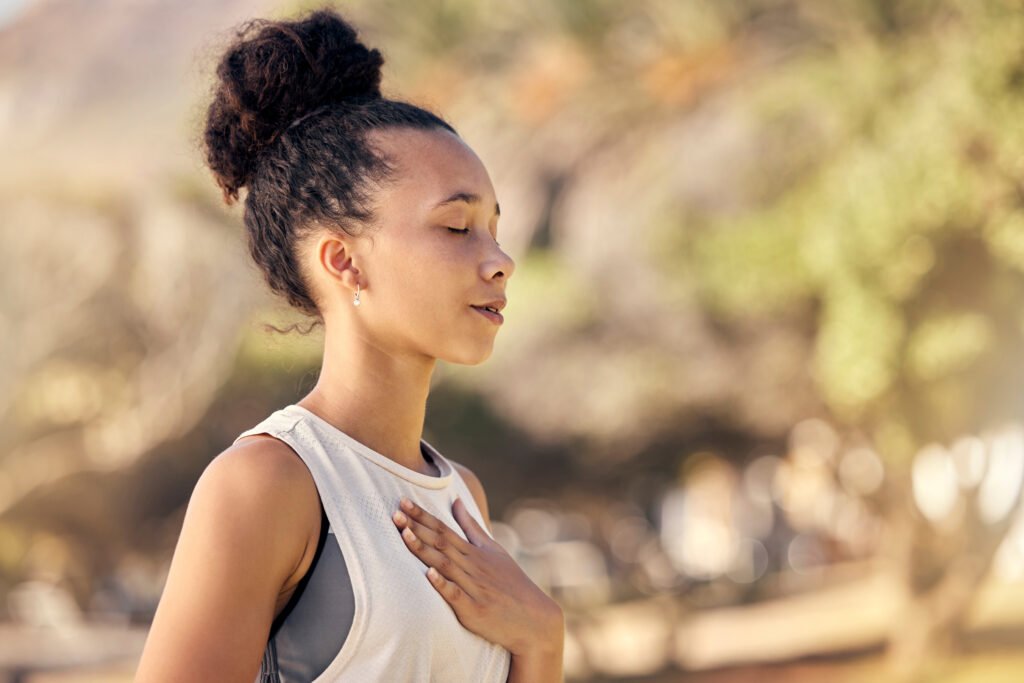 Femme pratiquant un exercice de respiration illustrant comment éliminer le CBD du corps naturellement avec les conseils BUDDY BOO