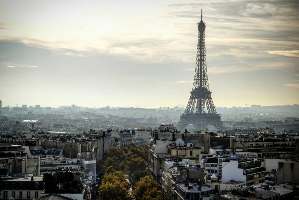 Vue de Paris illustrant la recherche de fleur CBD sans THC à Paris – BUDDY BOO