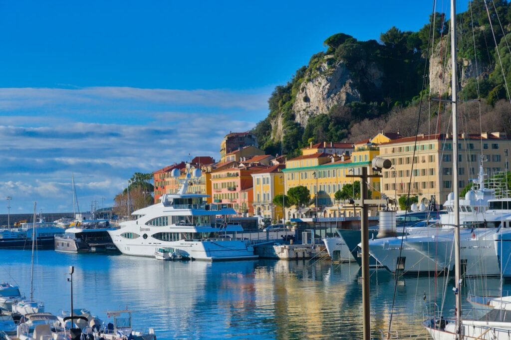 Port de Nice sur la Côte d’Azur, ville où BUDDY BOO propose du CBD légal sans THC
