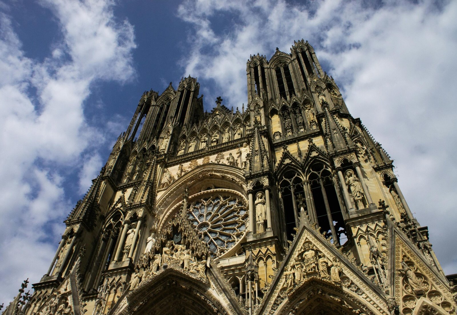 Cathédrale de Reims, ville où BUDDY BOO propose du CBD légal garanti sans THC